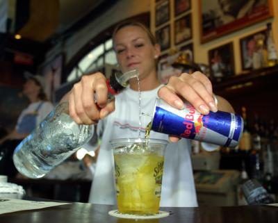 Barman verse la vodka et Red Bull boisson énergétique dans le verre