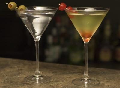 Deux martini différents's on a bar