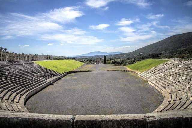Une vue surplombant un ancien palais des sports grecs.