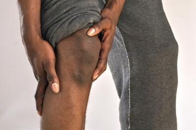 Entorses de stade I impliquent la tendresse à l'intérieur du genou.