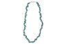 Un collier moderne fait de perles turquoise.