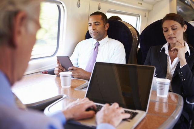Les personnes qui utilisent des appareils portables au cours d'un train du matin trajet.