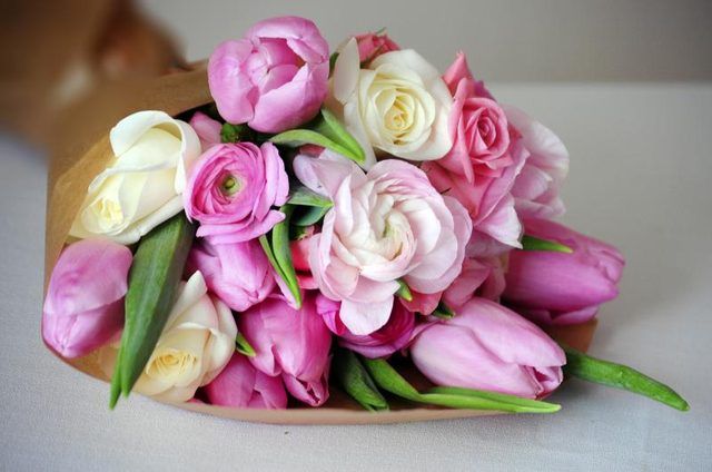 Un bouquet de tulipes et de roses.