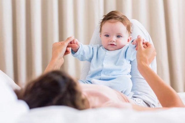 Un jeune bébé et sa mère.