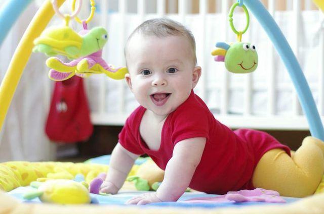 Un bébé joue avec ses jouets.