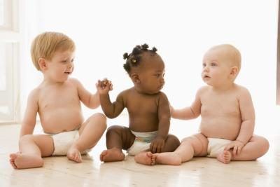 Trois bébés heureux assis ensemble.