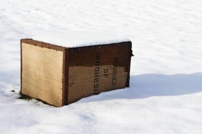 boîte en bois à l'extérieur sur la neige