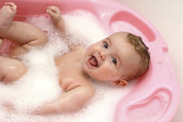 Une baignoire en plastique est très pratique pour les bébés de baignade.