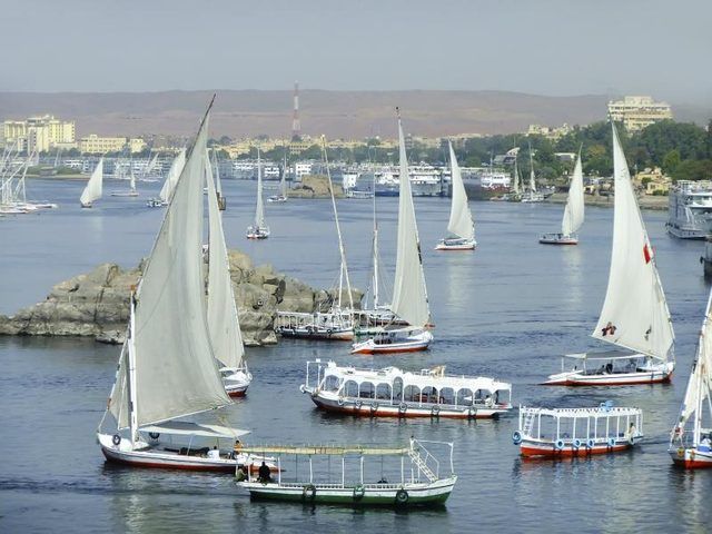 Bateaux le transport de personnes à travers le Nil.
