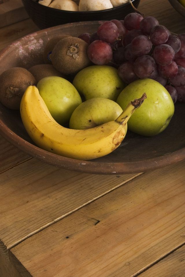 Fruits comme les pommes et les bananes sont faciles à ajouter à votre enfant's school lunch.