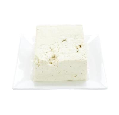Le tofu est riche en protéines et est fabriqué à partir de pâte de haricots.