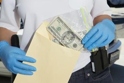 Detectives gagnent un salaire de 82 278 $ par année de base supérieure.