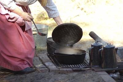 Pionniers cuits dans des poêles en fonte simples.