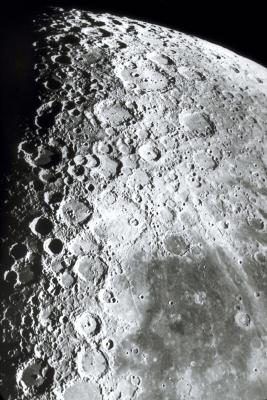 La surface de la lune est couverte de cratères laissés par les météorites.