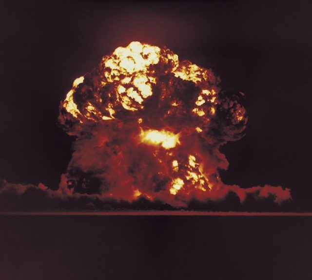 Un nuage de champignon émergeant d'une bombe explosion nucléaire