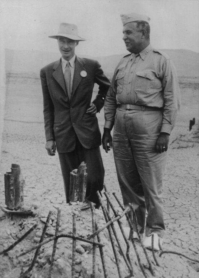 Une vieille photo du général Leslie Groves debout à côté de J. Robert Oppenheimer sur un site d'essai à Los Alamos, Nouveau-Mexique