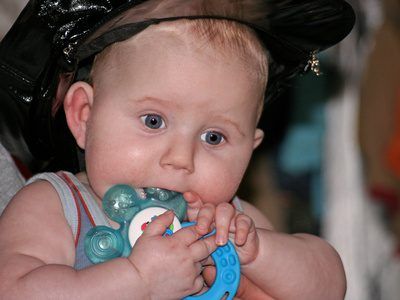 Les bébés apprennent des compétences de base du moteur pendant le stade sensori-moteur.