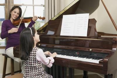 Les enfants peuvent trouver des pianos dans leurs maisons, des écoles et de nombreux autres endroits.