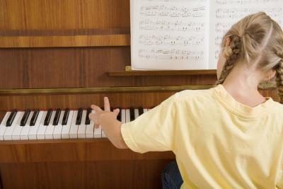 Apprentissage d'un instrument est bénéfique pour les enfants.
