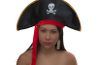 Un capitaine pirate commandes du navire avec eye-liner noir et les lèvres brillantes.