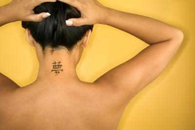 Petits tatouages ​​sont idéales pour l'arrière du cou.