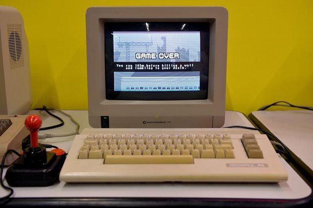 Un Commodore 64 avec joystick.
