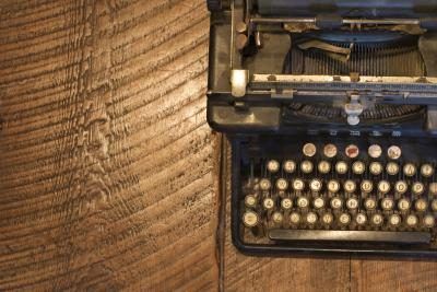 Vintage machine à écrire sur le bureau.