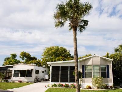 Deux maisons mobiles typiques de la Floride avec un dépistage dans les zones de patio