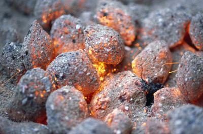 Laissez la chaleur de la pierre avec les charbons une fois que le charbon de bois est allumé