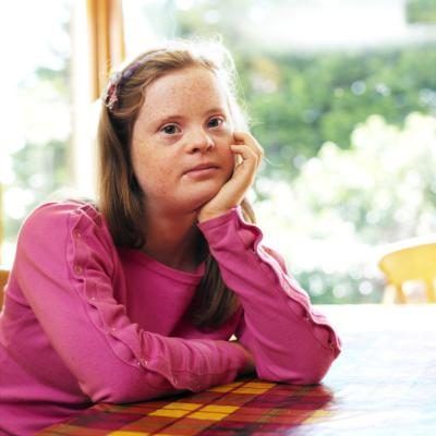 Handicapées extrêmes peuvent amener un enfant à être confiné à son domicile ou dans une institution.
