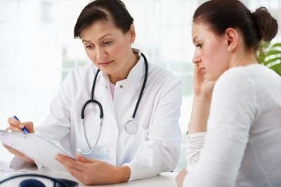 Docteur parler avec le patient adolescent