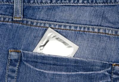 Condom en jeans poche arrière.