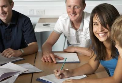 Groupe de camarades de classe ayant une discussion