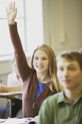 Étudiant répondre à la question en classe