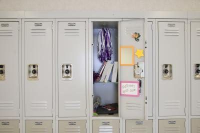 Un étudiant's locker is subject to search by school authorities.