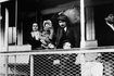 Early famille d'immigrés italiens du 20e siècle sur les ferries accueil à Ellis Island, New York