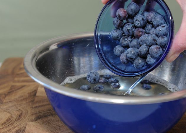 Ajouter les bleuets au mélange de gélatine.