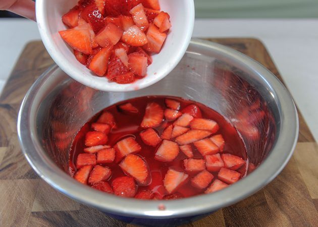 Ajouter les fraises à votre mélange de gélatine.