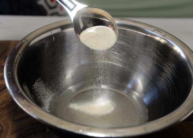 Saupoudrer de gélatine sans saveur uniformément dans l'eau.