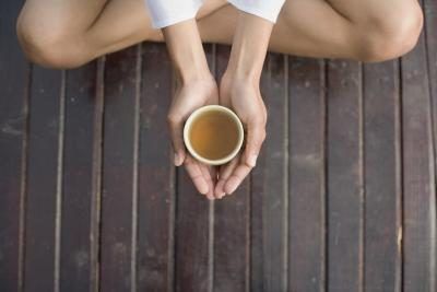 Le thé et la méditation peuvent aider à soulager le stress.
