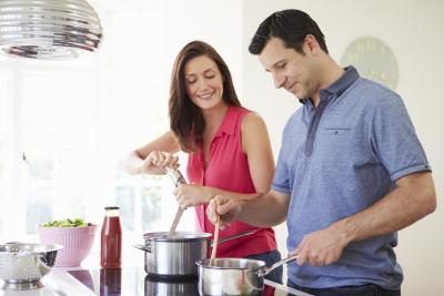 Couple à un cours de cuisine.