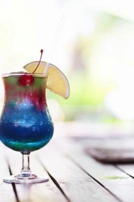 Un garni jusqu'à Blue Hawaiian est presque trop joli pour boire. Presque.
