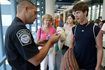 Un CBP contrôles officiers passagers's identities at the airport.