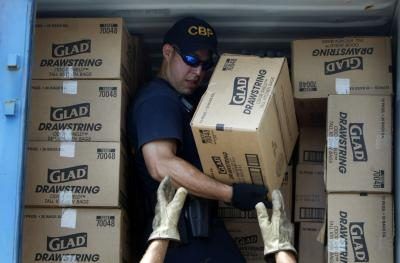 Un agent de la CBP vérifie une expédition de boîtes.