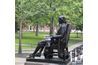 Une statue de John Harvard, homonyme et bienfaiteur de l'université, domine Harvard Yard.