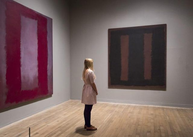 Femme regardant les peintures de Rothko