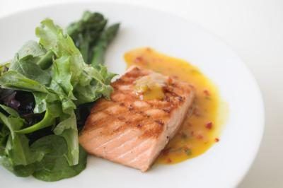 Les acides gras polyinsaturés, trouvés dans le saumon, peuvent aider à réduire votre taux de cholestérol.