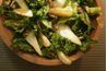 Kale peut être utilisé comme la base d'une salade ou saut & # 233-ed être un plat d'accompagnement à entrées.