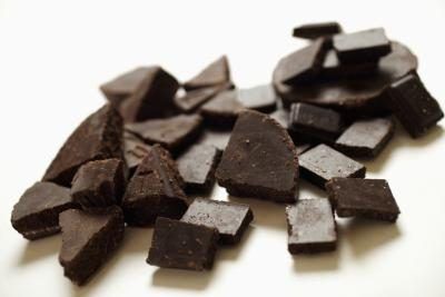 Une once de chocolat noir, environ 28 grammes, fournit 170 calories.