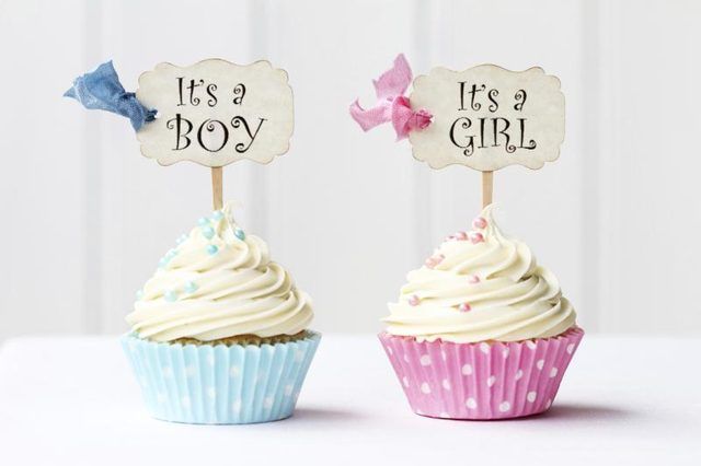 Cupcakes avec des décorations de douche de bébé.